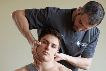 روش‌های درمانی که دکتر کایروپرکتیک برای مشکلات گردن استفاده می‌کند